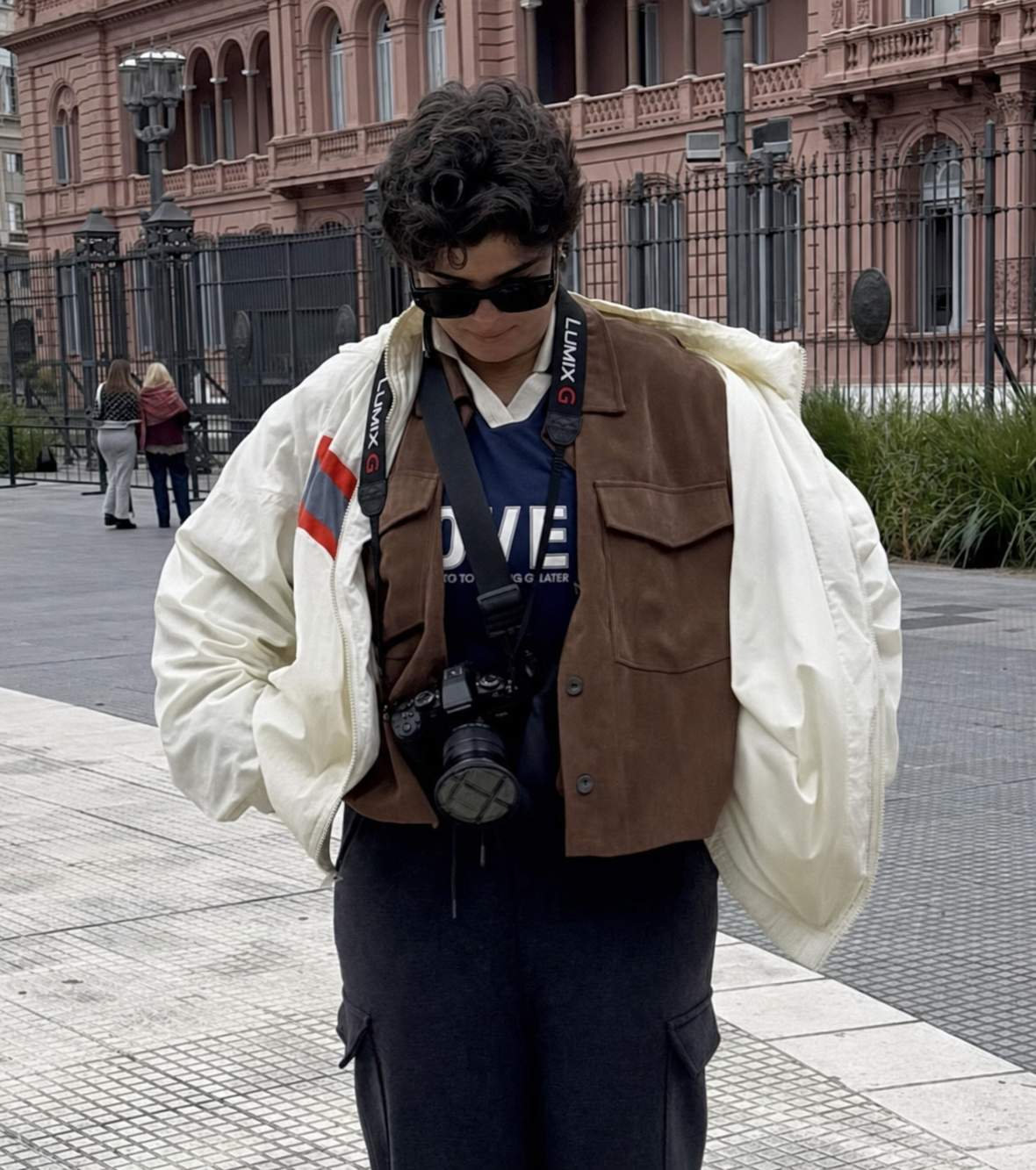 Marri with her camera in front of the Casa Rosada